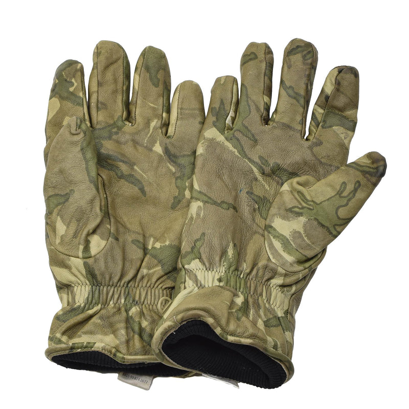 Véritables gants tactiques de combat militaires britanniques en cuir isolés camouflage MTP
