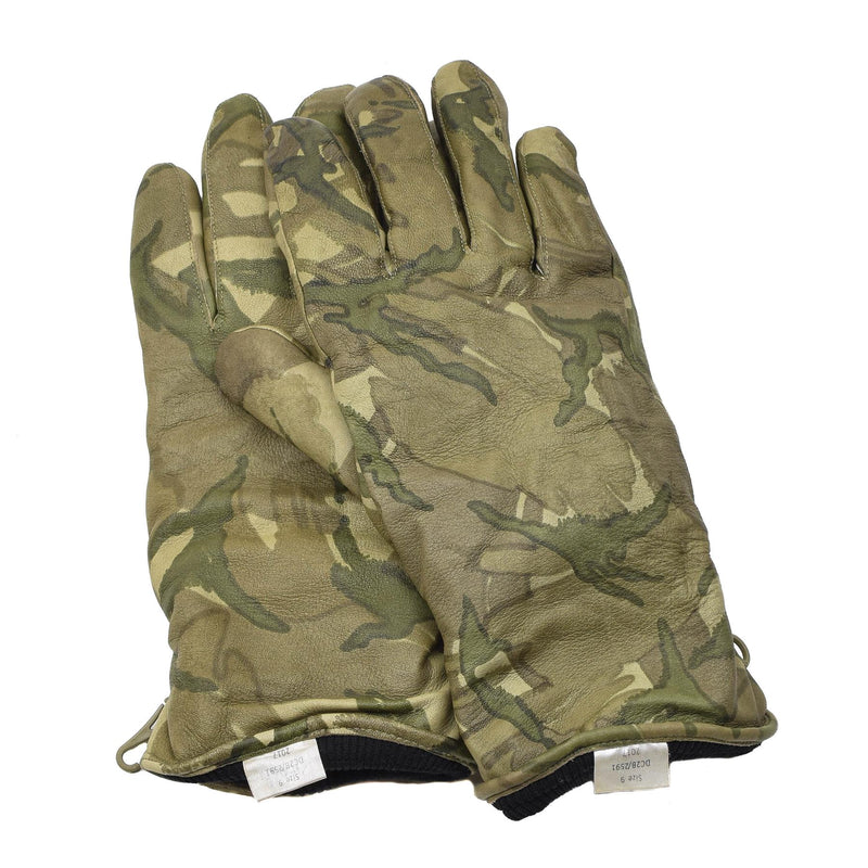 Véritables gants tactiques de combat militaires britanniques en cuir isolés camouflage MTP