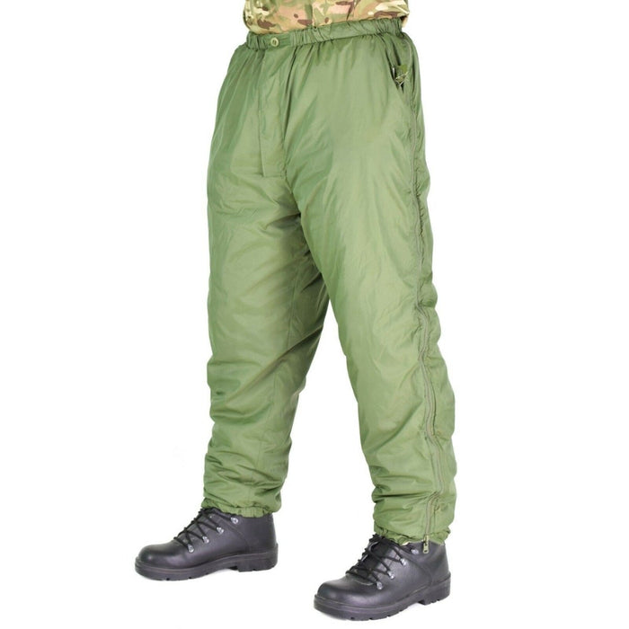 Britse thermische omkeerbare broek uit het leger, ontworpen voor koud weer en extreme buitenomstandigheden.