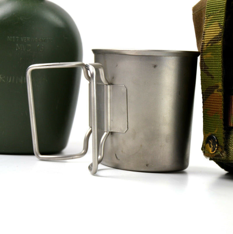 Gourde originale de l'armée néerlandaise avec tasse et housse camouflage