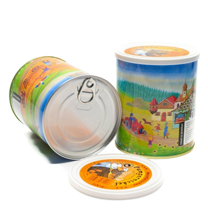 Deux boîtes de pain Pumpernickel en conserve de ration d'urgence avec des illustrations colorées de la campagne allemande sur l'étiquette.
