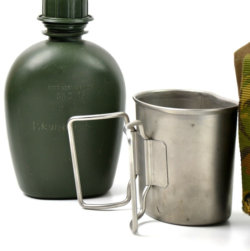 Gourde originale de l'armée néerlandaise avec tasse et housse camouflage