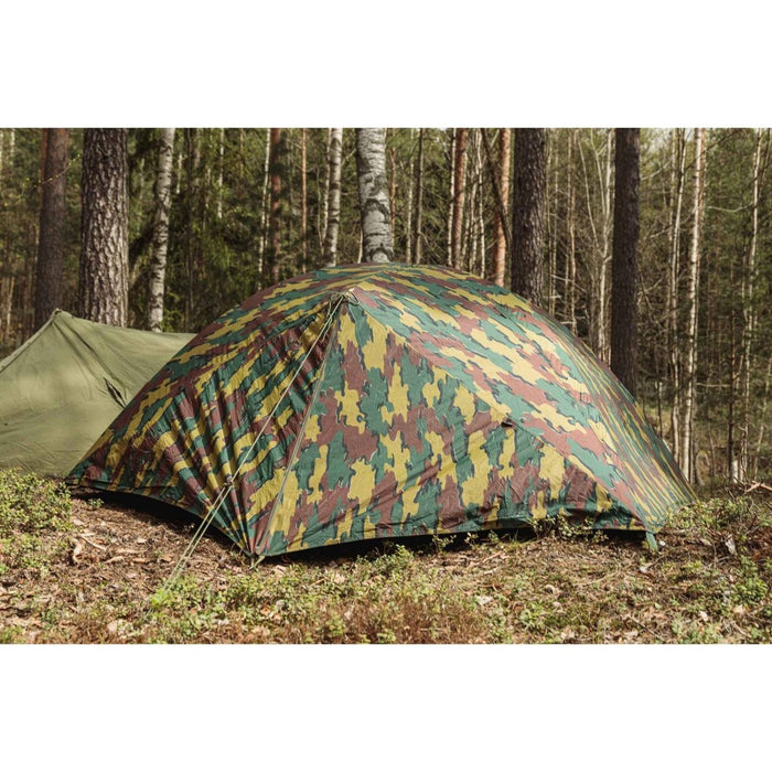 Belgische militaire waterdichte ripstop-tent voor twee personen, opgezet in een bos met camouflagepatroon en vaste palen.