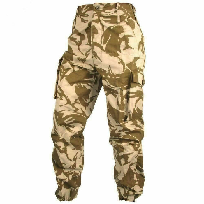 Véritable pantalon de combat camouflage du désert de l'armée britannique avec poches cargo et bas réglables pour une utilisation extérieure robuste.
