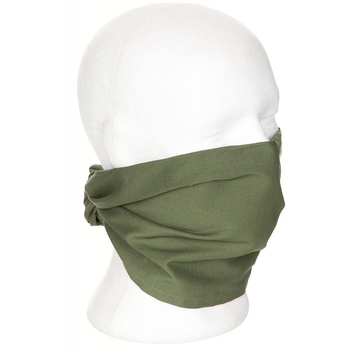 Echte olijfgroene woestijnsjaal uit het Britse leger, gebruikt als ademende bandana-hoofddoek op het hoofd van de mannequin.