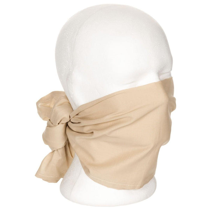 Véritable écharpe du désert kaki de l'armée britannique nouée comme couvre-visage sur un bandana mannequin blanc