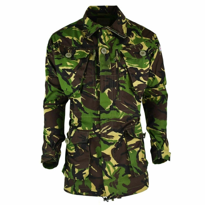 Veste de l'armée britannique en camouflage forestier DPM, durable, résistante à l'eau avec plusieurs poches et fonctionnalités réglables.
