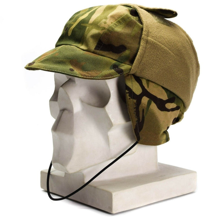 MTP camouflage waterdichte Gore-Tex parachutistenpet van het Britse leger met gevoerde oorflappen voor koud weer op het hoofd van de etalagepop