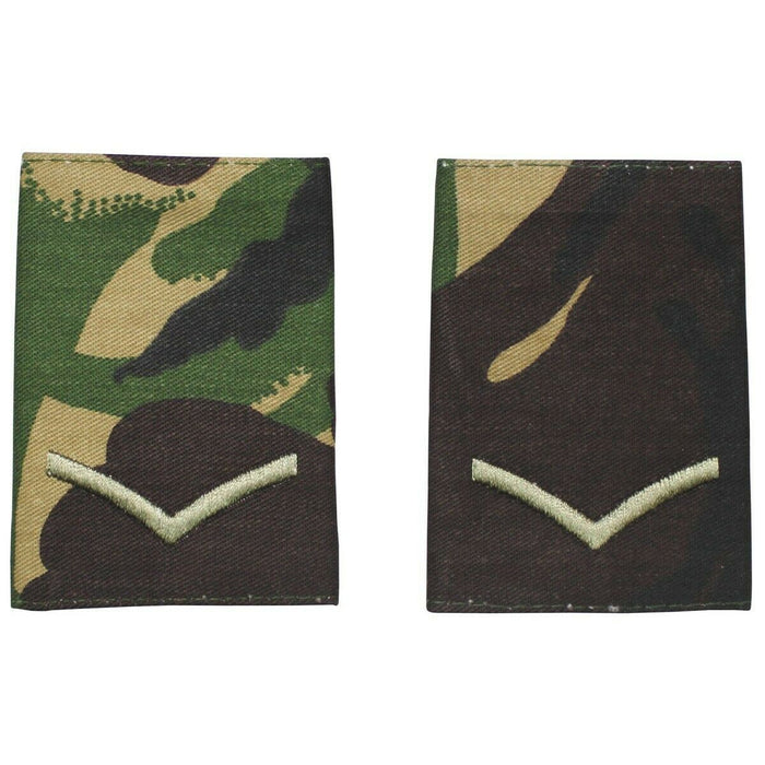Paar echte Britse leger Lance Corporal-schouderlussen in DMP-camouflagestof met geborduurde rang onderscheidingstekens.