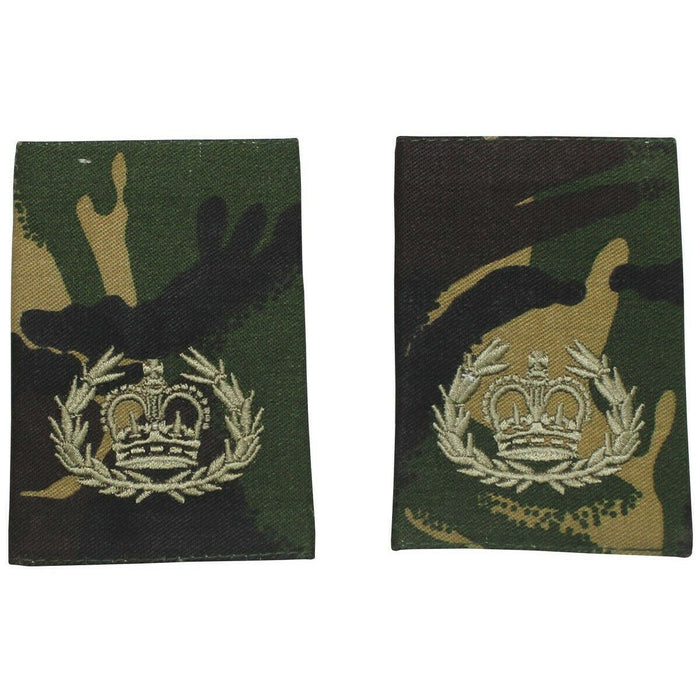 Paar echte sergeant-schouderlussen van het Britse leger in DPM-camouflage met geborduurde krooninsignes