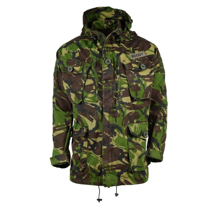 Véritable veste de combat militaire britannique en camouflage DPM avec capuche, plusieurs poches et fonctionnalités réglables.
