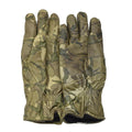 Véritables gants tactiques de combat militaires britanniques en cuir isolés camouflage MTP