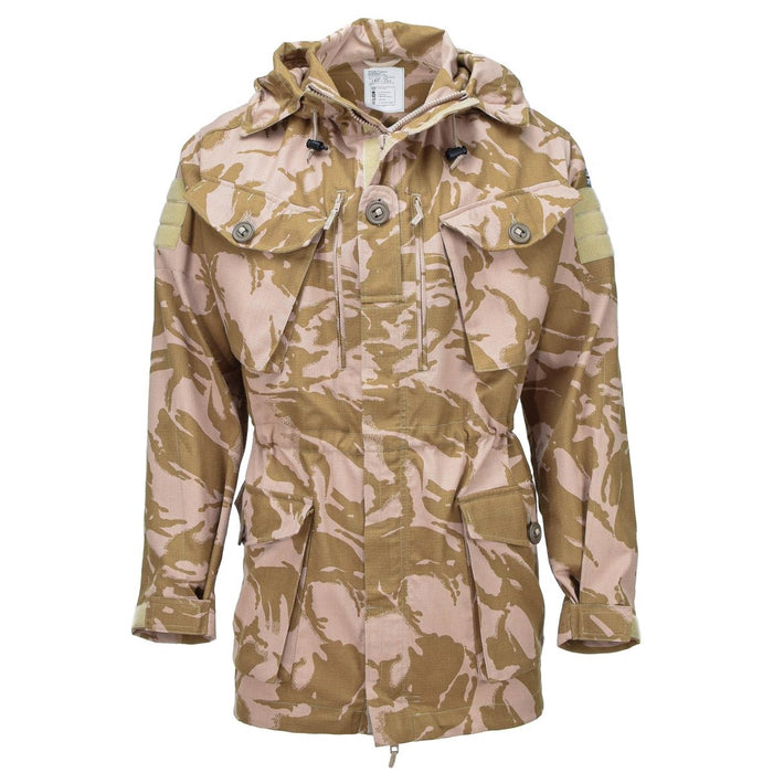Veste smockée militaire britannique avec camouflage du désert, parka à capuche ignifuge et coupe-vent pour les conditions difficiles.
