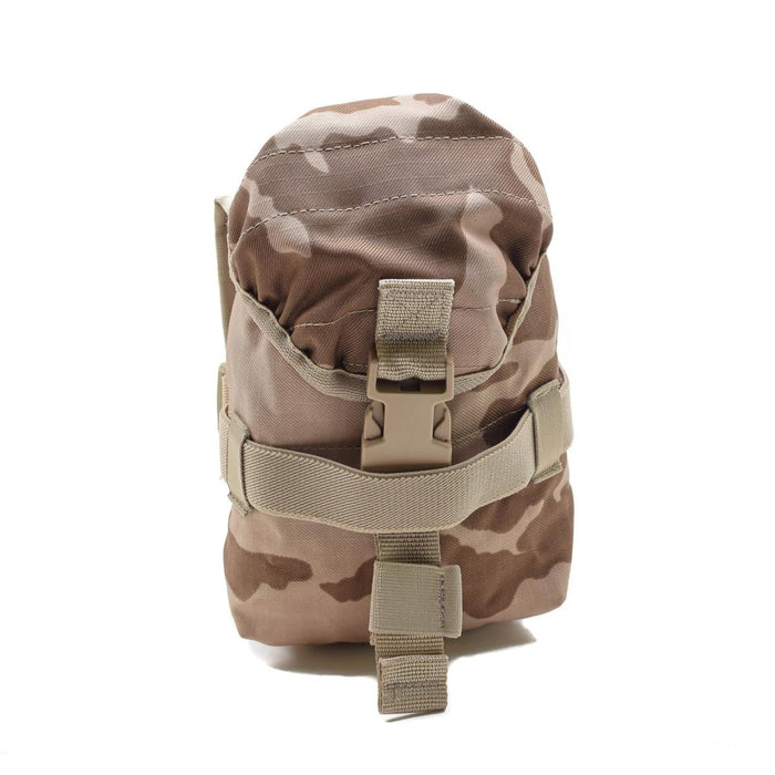 Véritable pochette molle camouflage désert de l'armée tchèque avec fermeture à boucle, durable et compatible avec les systèmes de transport de charge modulaires.