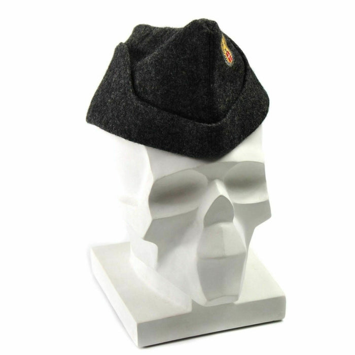 Casquette latérale en laine de l'armée danoise véritable gris foncé des années 1950 présentée sur une tête de mannequin à tête de mort blanche