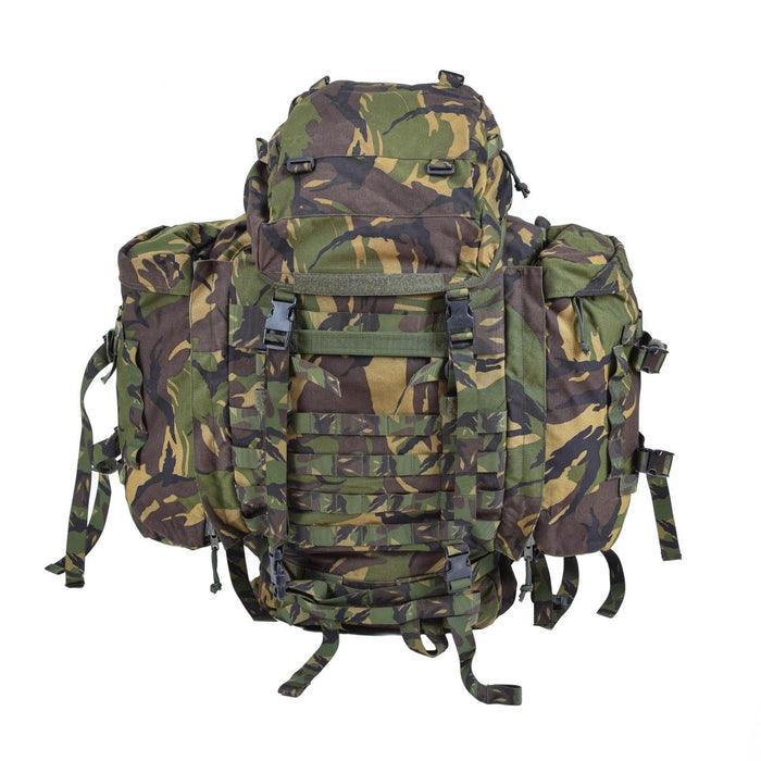 Véritable sac à dos camouflage DPM 60 L de l'armée néerlandaise avec poches latérales amovibles et bretelles rembourrées pour une utilisation tactique.