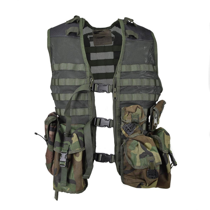 Nederlands militair olijfgroen modulair tactisch vest met 6 boscamouflage MOLLE-zakjes voor veelzijdig outdoor- en militair gebruik.