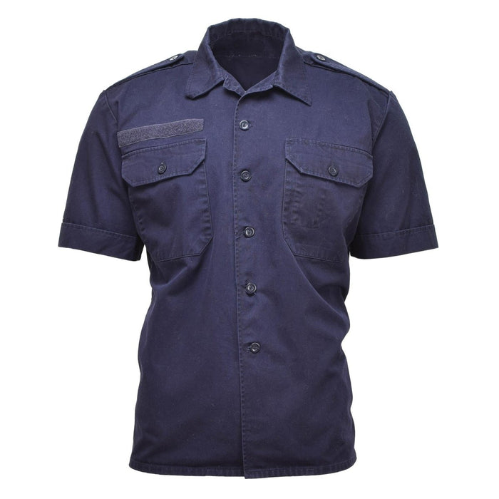 Chemise à manches courtes en surplus militaire néerlandais bleu uni avec bouton sur le devant, poches poitrine et épaulettes.