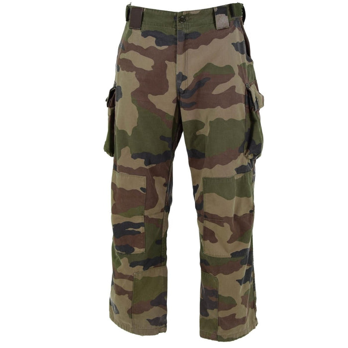 Véritable pantalon de combat camouflage FELIN CCE de l'armée française, fabriqué avec un tissu ripstop durable et des caractéristiques d'ajustement réglables.