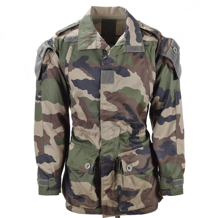 Authentique parka de combat T4 de l'armée française avec camouflage CCE, plusieurs poches, mélange de coton résistant pour les climats tropicaux.
