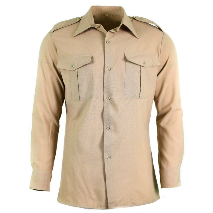 Chemise de fatigue beige d'origine de l'armée française avec poches poitrine et épaulettes, conception militaire en poly laine durable, état neuf.