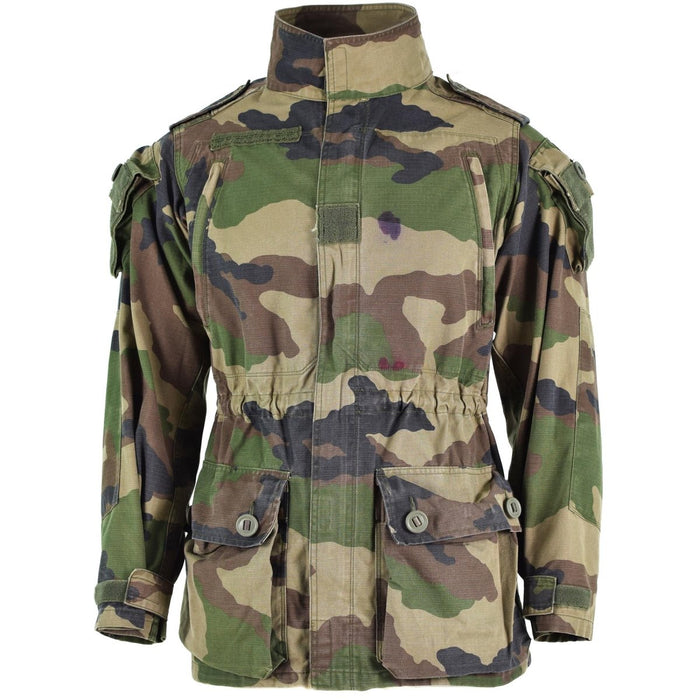 Véritable veste smock de l'armée française en camouflage CCE avec coudes renforcés, coupe réglable et multiples poches pour un usage tactique.