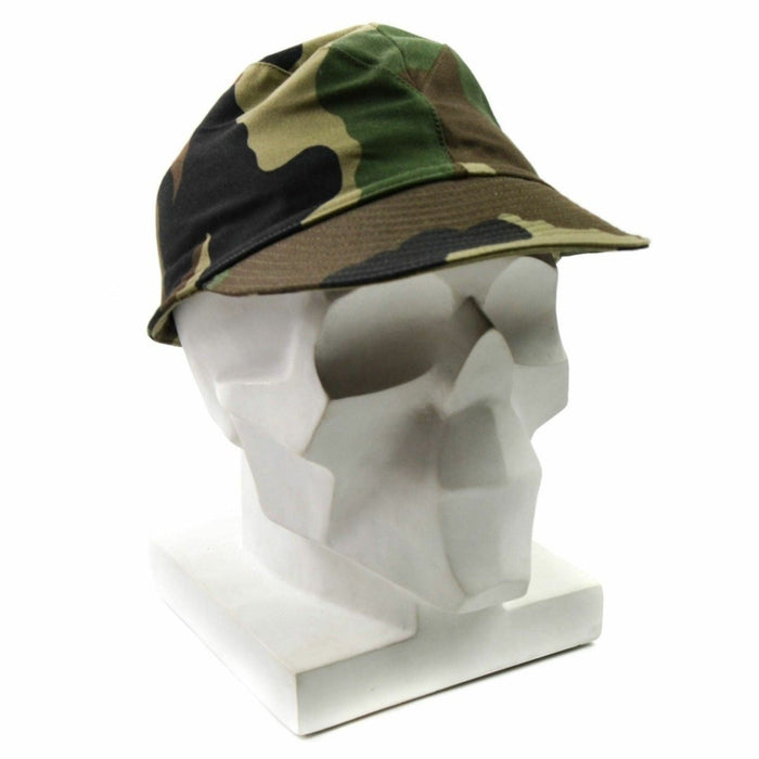 Casquette vintage de l'armée française F1 au motif camouflage CCE affichée sur une tête de mannequin blanche.