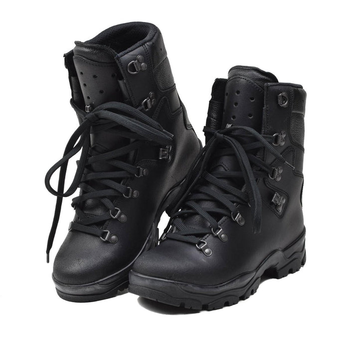Paar zwarte, originele Franse militaire Felin-rangerlaarzen met Gore-Tex-voering en duurzame tractiezool.