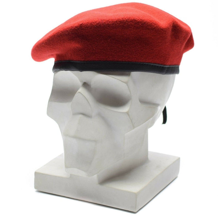Echte koraalrode wollen baret van het Duitse leger met verstelbare leren riem, weergegeven op het hoofd van een witte schedel-mannequin.