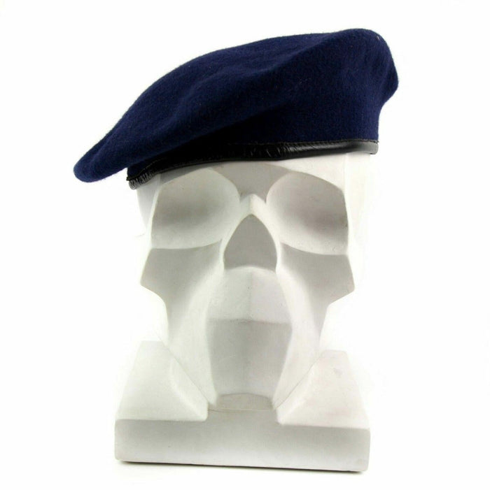 Donkerblauwe wollen baret van het Duitse leger met lederen bekleding, weergegeven op een wit mannequinhoofd.