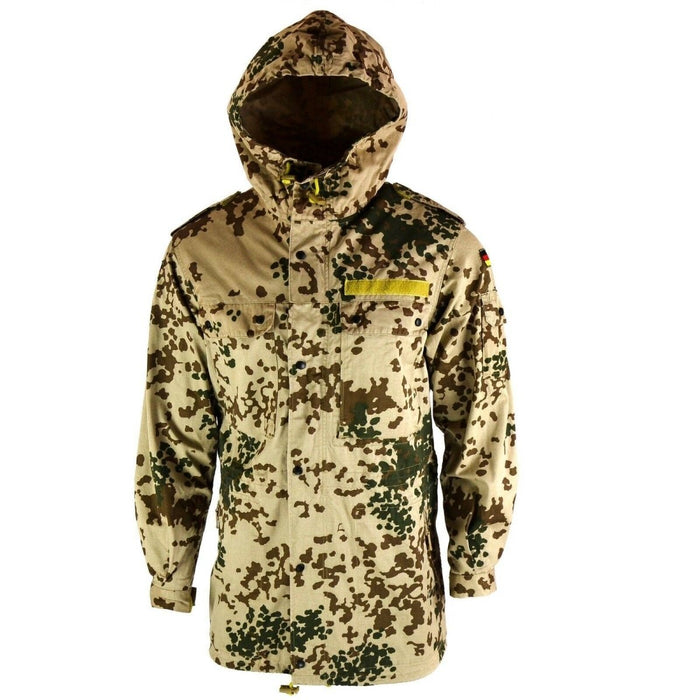 Parka de l'armée allemande avec camouflage flecktarn du désert, conception à capuche et plusieurs poches utilitaires.