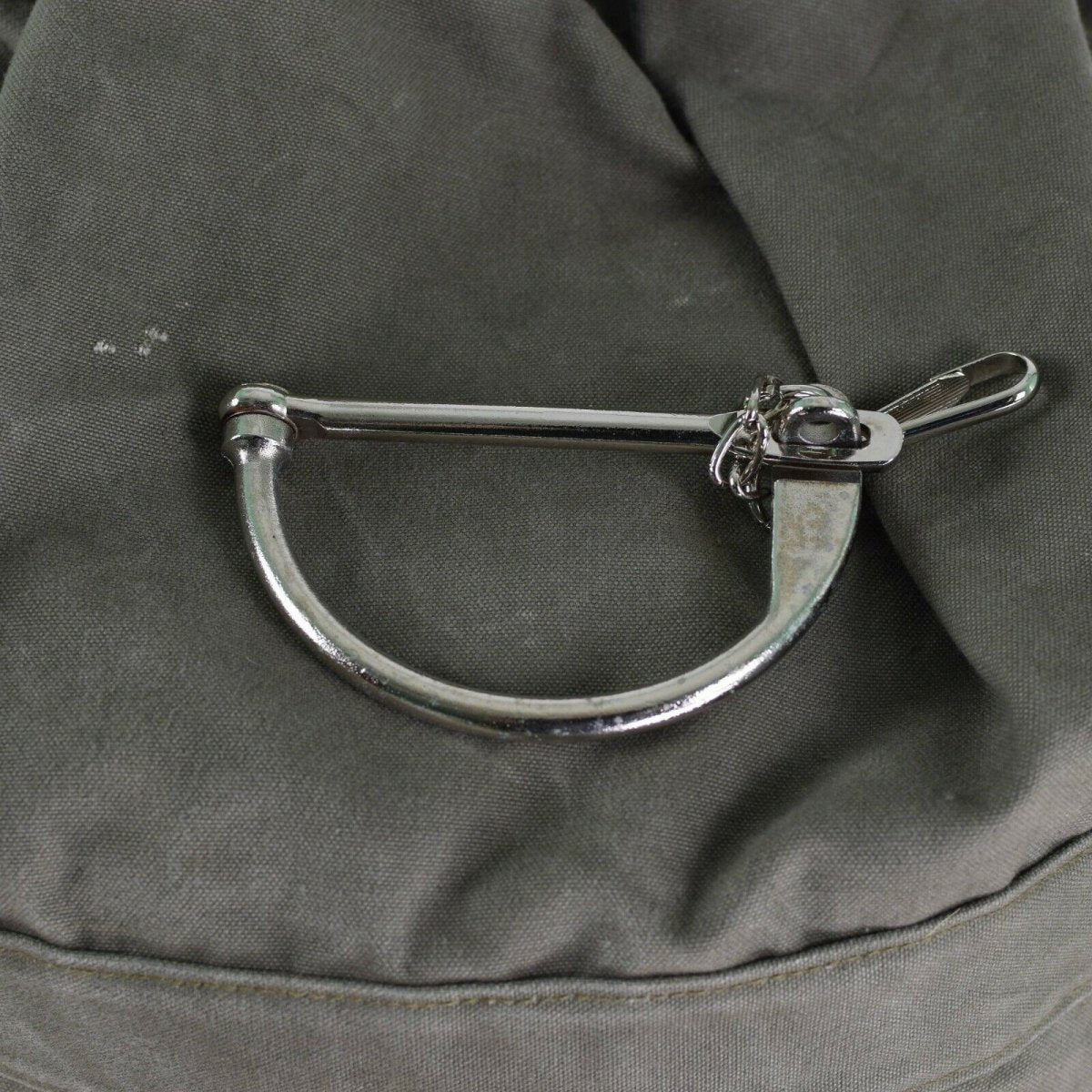 Véritable sac de voyage de l'armée allemande avec bretelles et grand sac à dos avec serrure