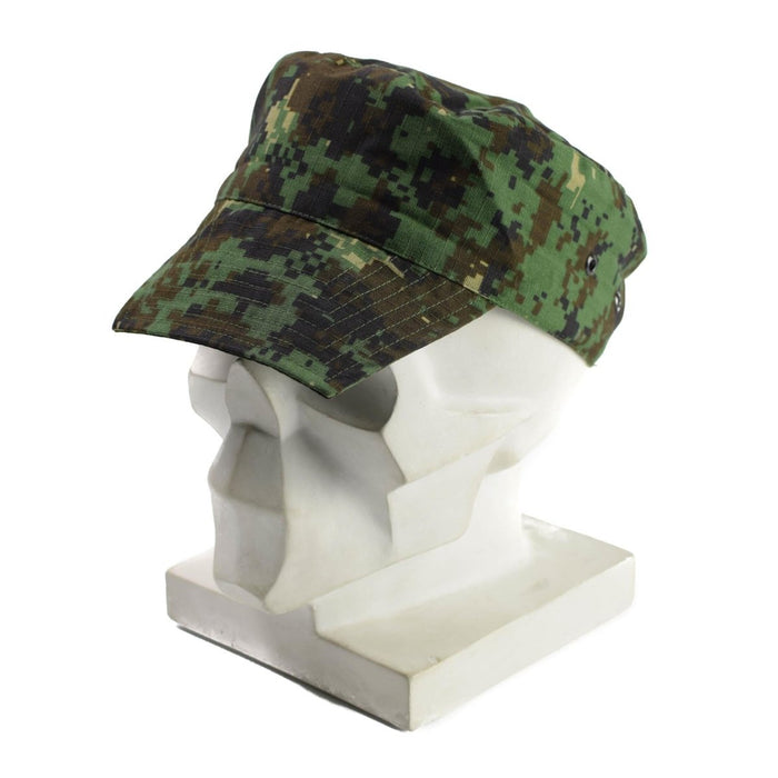 Echte legerpet uit Guinee-Bissau in digitale jungle-camouflage met verstelbare riem en rand voor bescherming tegen de zon.