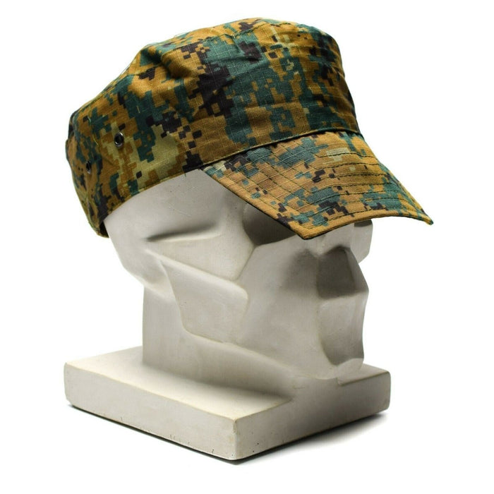 Echte legerpet uit Guinee-Bissau in digitale Savana-camouflage ripstop-stof met ventilatiegaten weergegeven op het hoofd van een mannequin.