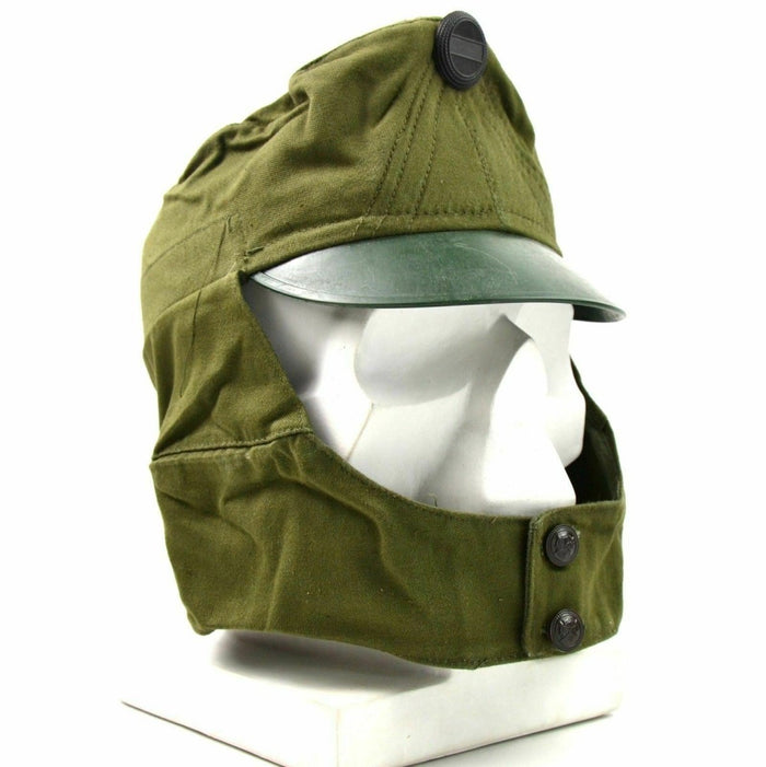Casquette à visière de fatigue de l'armée hongroise authentique vintage avec tissu olive, visière, rabat de cou et emblème d'insigne militaire.