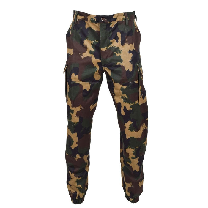Véritable pantalon militaire hongrois M1990 en camouflage forestier avec genoux renforcés et plusieurs poches cargo.