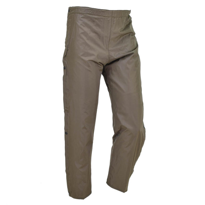 Véritable pantalon de pluie imperméable militaire italien en couleur olive avec doublure thermique et ouvertures latérales pour les jambes pour accéder aux bottes.