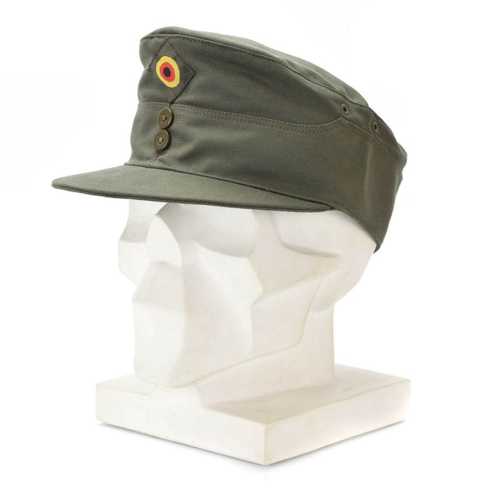 Originele olijfgroene zomerveldpet van het Duitse leger met gebogen klep en militair insigne aan de zijkant, weergegeven op het hoofd van de mannequin.