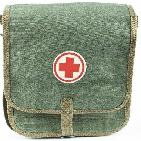 Vintage Poolse leger EHBO-schoudertas van stevig canvas met rood kruis-symbool op de voorklepsluiting