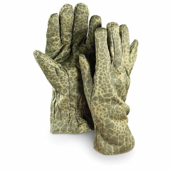 Echte Poolse militaire handschoenen met puma-camouflage, geïsoleerd en duurzaam voor gebruik in de winter en buiten.