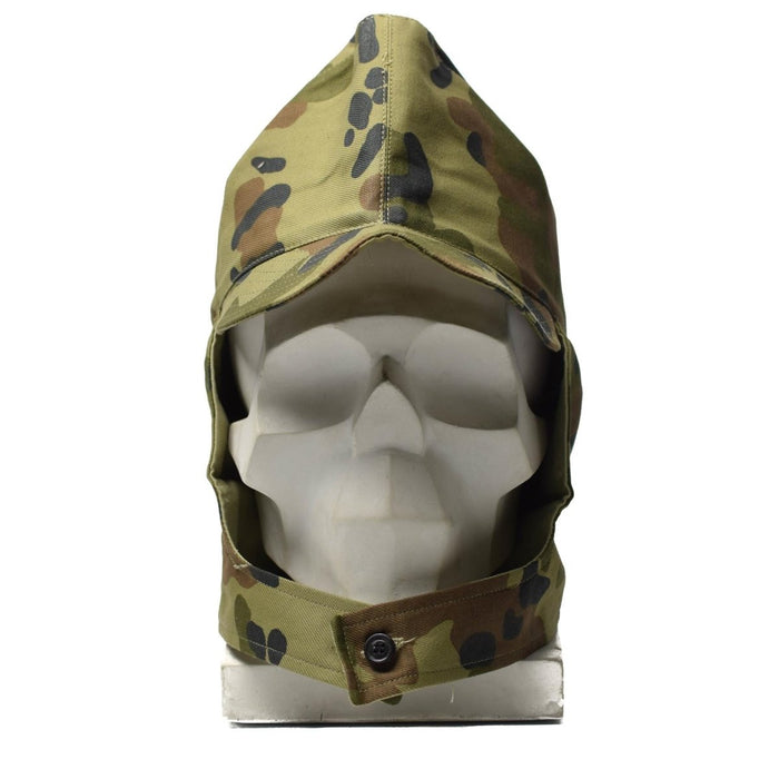 Roemeense leger M93 camouflage veldpet met verstelbare nekflap voor veelzijdige bescherming tegen de zon en de elementen.