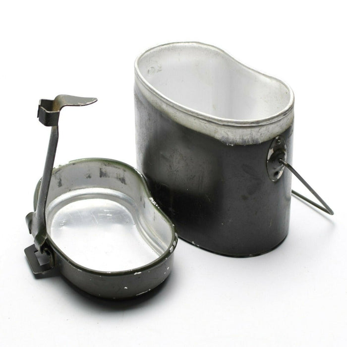 Originele aluminium eetset van het Roemeense leger met opvouwbare handgrepen, ideaal voor kamperen en buitengebruik.