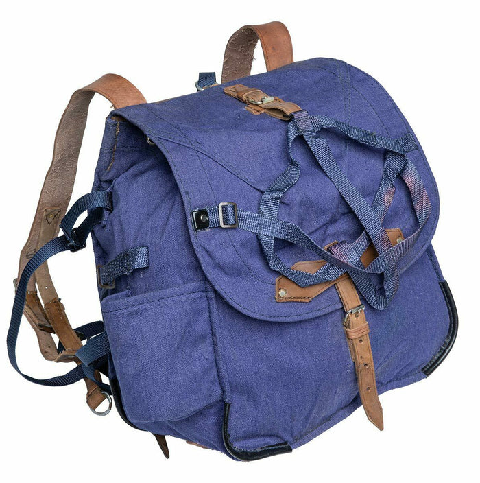 Echte Roemeense legerrugzak van blauw canvas met leren riemen en meerdere compartimenten voor duurzaam gebruik buitenshuis.