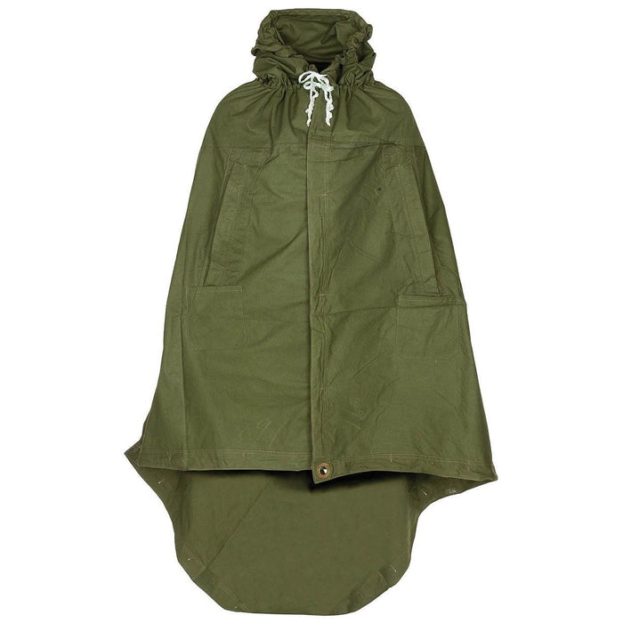 Echte olijfgroene waterdichte zeildoekponcho van het Roemeense leger met capuchon en knoopsluitingen voor bescherming tegen regen en beschutting.