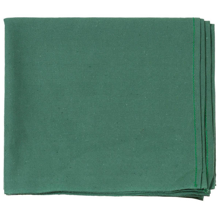 Stapel groene servetten op een witte achtergrond