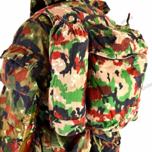 Vintage Zwitserse leger Alpenflage camo sniper rugzak rugzak ontworpen voor duurzaamheid en buitenavonturen.