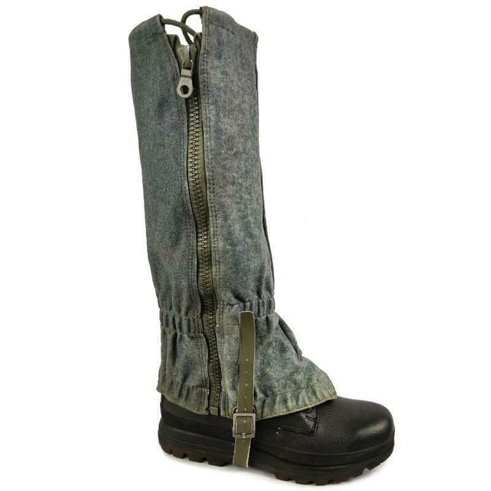 Véritables guêtres militaires suisses en laine grise avec fermeture éclair et sangle, conçues pour la protection contre le froid et l'extérieur.