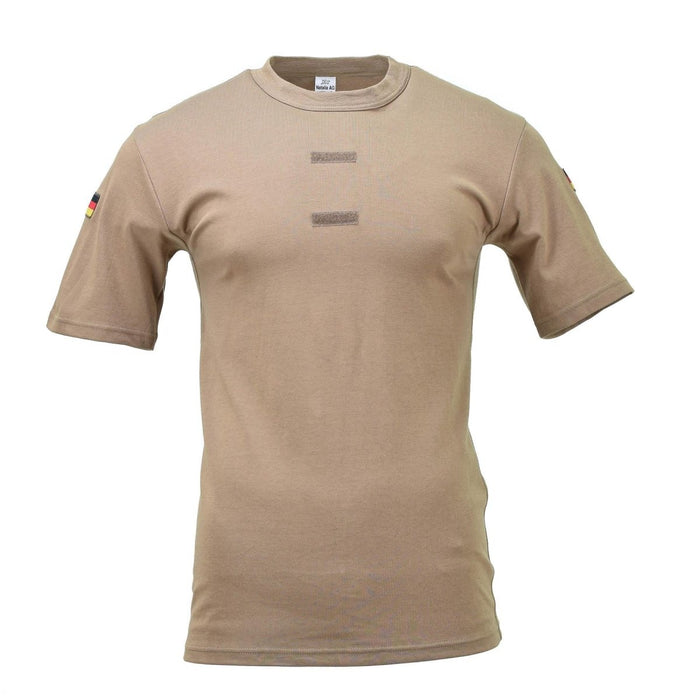 Chemise militaire allemande kaki à manches courtes avec drapeaux tropicaux à crochets et boucles sur les épaules, design respirant et léger.
