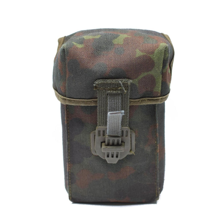 Duits militair G3-magazijnzakje in Flecktarn-camouflage met duurzame stof en veilige gespsluiting, militaire overtollige uitrusting.