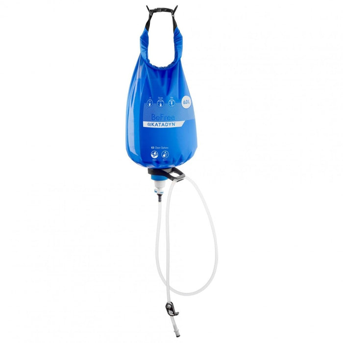 Filtre à eau Katadyn BeFree Gravity 6L avec vessie suspendue et tuyau pour la purification et l'hydratation de l'eau en extérieur.